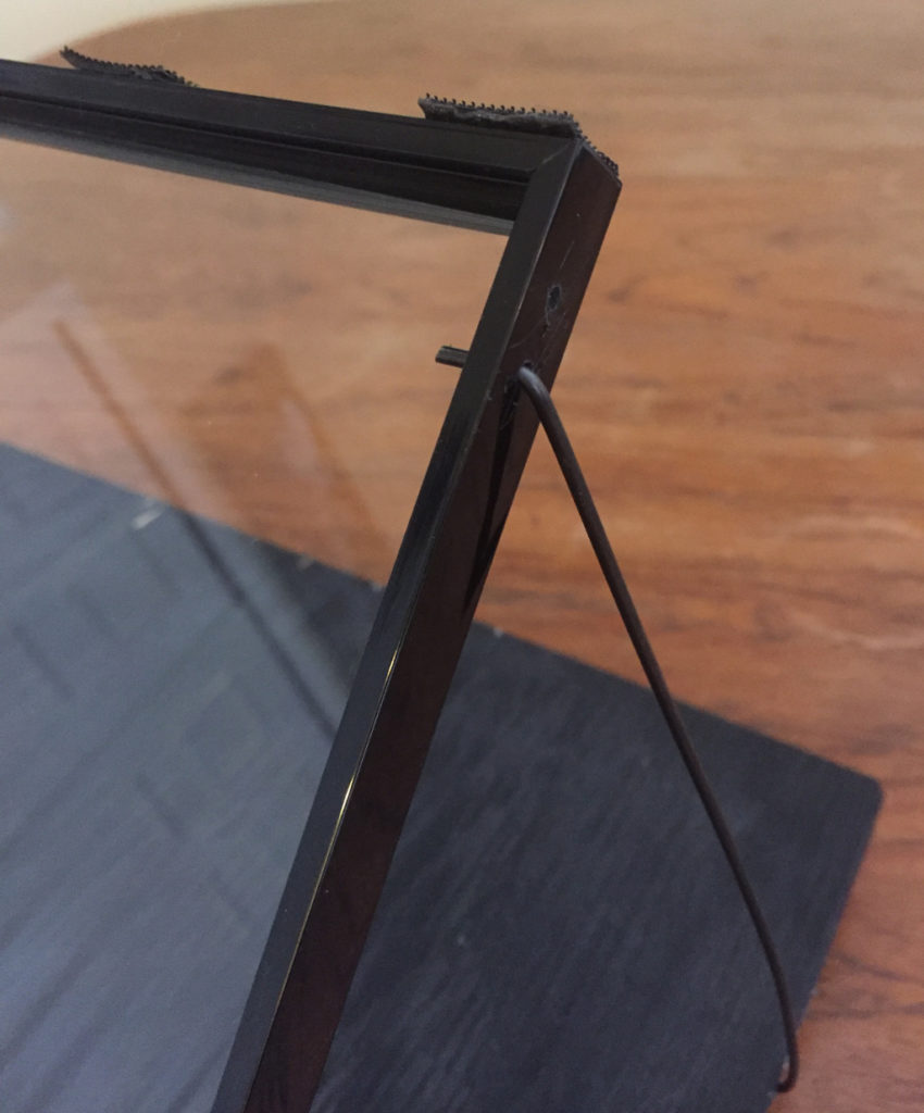 Spoke securing glass